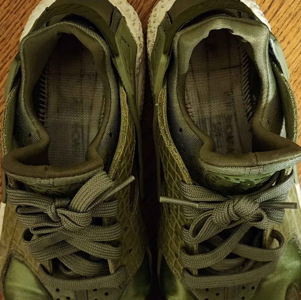 NIKE AIR HURACHES.   Green Sneakers
